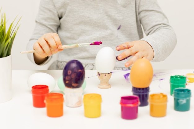 Dziecko Maluje Jajka Farbami W święta Wielkanocne