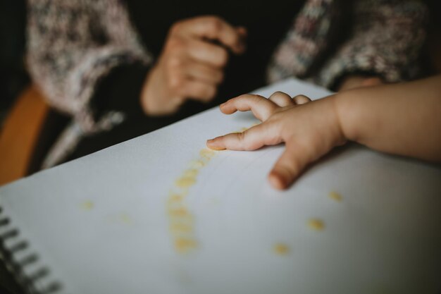 Zdjęcie dziecko maluje palcem
