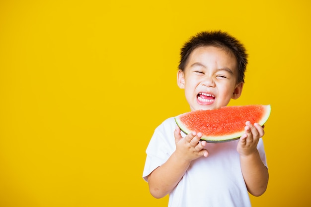 Dziecko mały chłopiec uśmiech trzyma świeżego arbuza do jedzenia