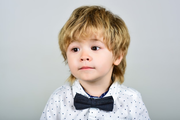 Dziecko moda mały chłopiec w białej koszuli z bliska portret dziecko ubrania modne małe dziecko w