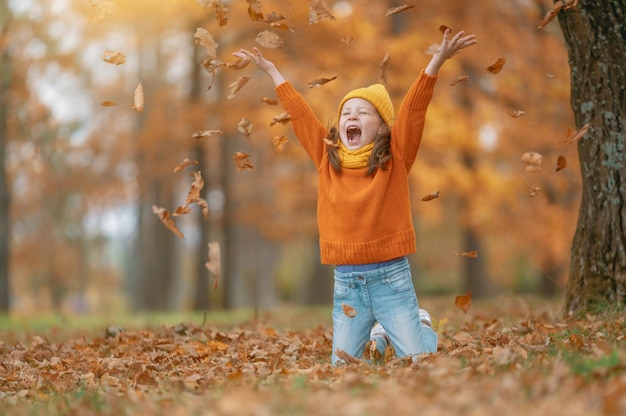 Dziecko na jesiennym spacerze