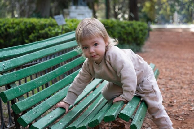 Dziecko na ławce w parku Koncepcja rodzinna