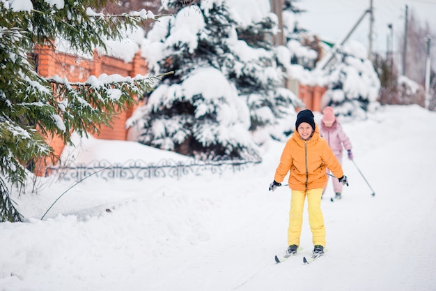 Dziecko na nartach w górach. Sporty zimowe dla dzieci.