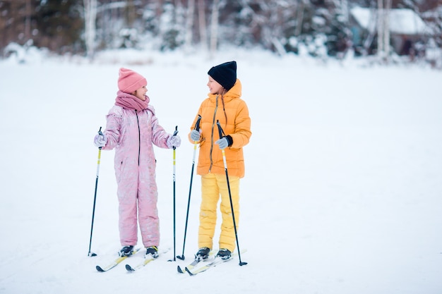 Dziecko na nartach w górach. Sporty zimowe dla dzieci.