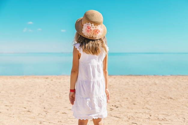 Dziecko na plaży. Brzeg morski. Selektywne skupienie.