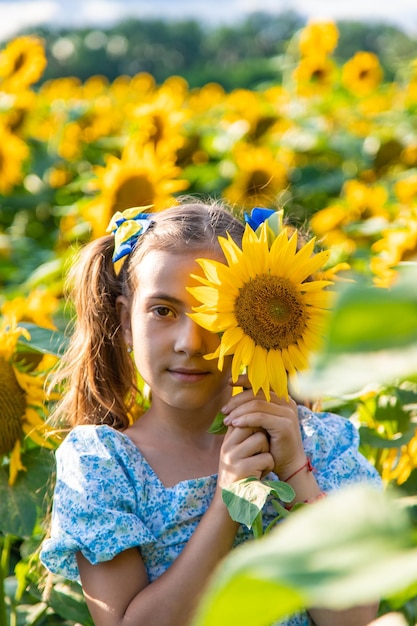 Dziecko na polu słoneczników Ukraina Selektywna ostrość