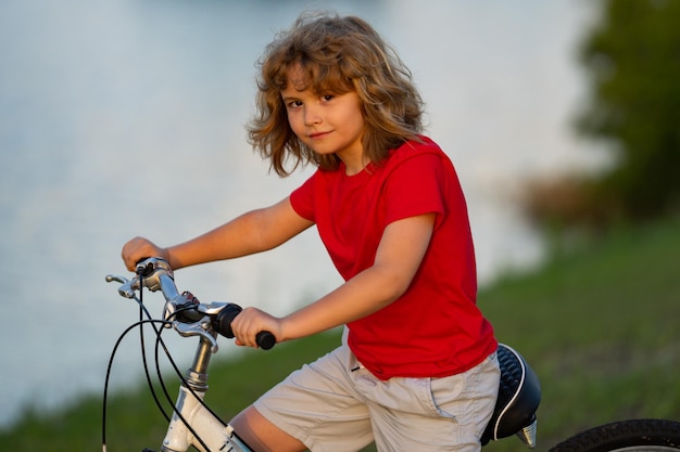 Dziecko na rowerze Chłopiec w kasku jedzie na rowerze Little cute Caucasion Chłopiec w kasku jedzie na rowerze