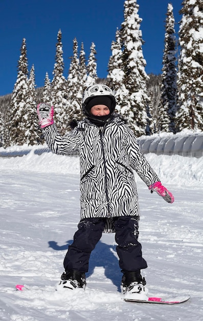 dziecko na snowboardzie w słoneczny dzień z bliska