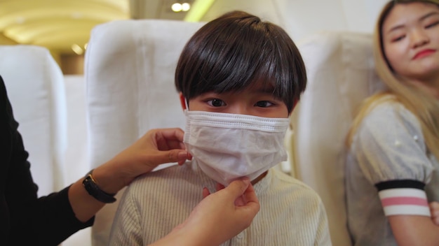 Dziecko Na Sobie Maskę W Samolocie