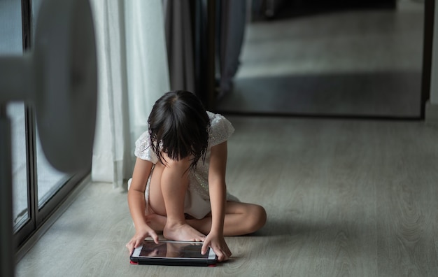 Dziecko ogląda tablet, kreskówka uzależniona od dziecka