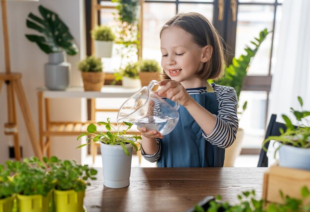 Dziecko opiekuje się roślinami