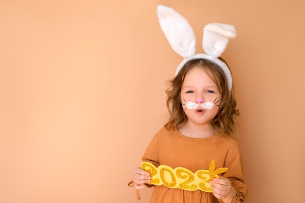 Dziecko przebrane za królika jest symbolem roku według chińskiego kalendarza