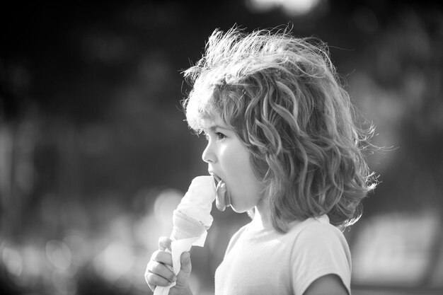 Dziecko rasy kaukaskiej jedzące lody portret twarz dzieci