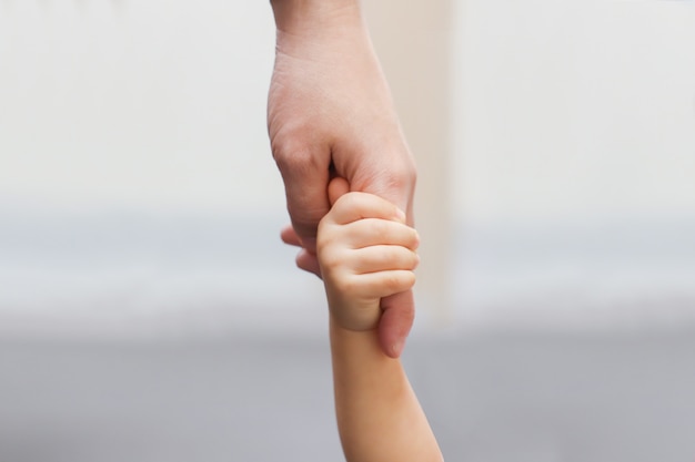 Dziecko ręka trzyma palec matki z miłością