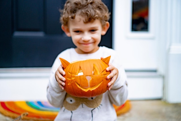 dziecko robi dynię na halloween