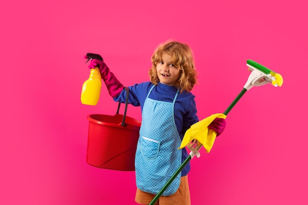 Dziecko robi prace domowe Portret studyjny dziecka używa miotełki i rękawiczek do sprzątania Zabawne dziecko mopem dom Akcesoria do sprzątania Środki czystości Sprzątanie i sprzątanie domu