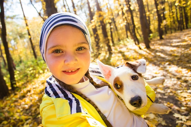 Dziecko robiące selfie z psem jack russell terrier