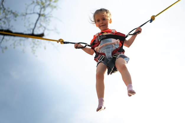 Dziecko Skacze Gumki Trampoliny Dla Dzieci Park Rozrywki Mała Dziewczynka Skacze Na Atrakcyjność