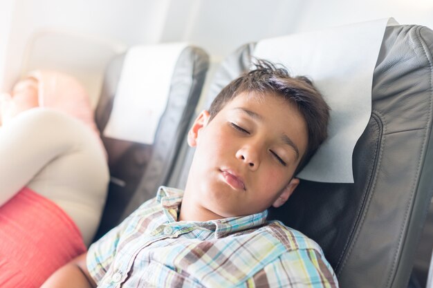Dziecko śpiące w samolocie podczas lotu