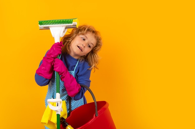 Zdjęcie dziecko sprząta w domu koncepcja dziecko sprząta z mopu, aby pomóc w pracach domowych mały uroczy chłopiec zamiatający