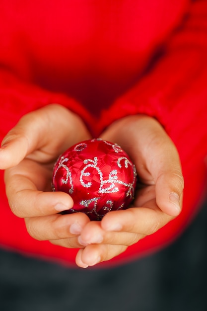 Zdjęcie dziecko trzyma christmas bauble