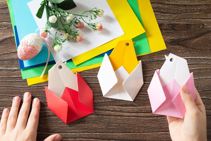Dziecko trzyma w prezencie pisklę wielkanocne origami Handmade Projekt dziecięcej kreatywności
