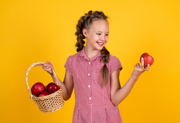 Dziecko trzyma zdrowe owoce jabłka, aby jeść naturalne witaminy podczas diety wegetariańskiej