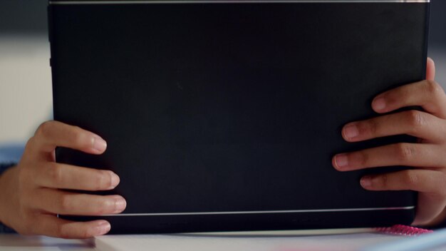 Zdjęcie dziecko uczące się w szkole z tabletem uczeń robiący test online na padzie