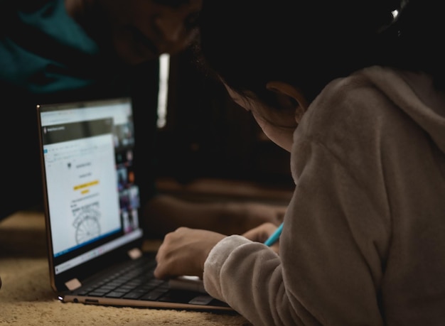 Dziecko uczęszczające na zajęcia online podczas pandemii korona