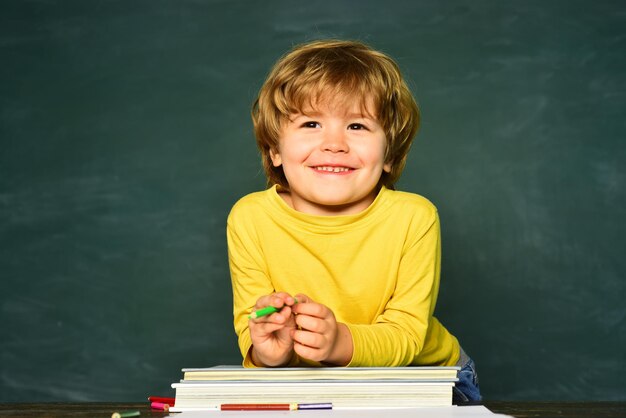 Dziecko Uczy Się W Klasie Na Tle Procesu Edukacyjnego Tablicy