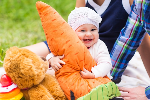 Dziecko uśmiech piknik zabawny weekend natura z rodziną