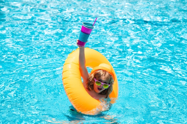 Dziecko w basenie na dmuchanym kółku Zabawka wodna zdrowa aktywność sportowa na świeżym powietrzu dla dzieci Zabawa na plaży dla dzieci Dziecko pluskające się w letnim basenie z wodą