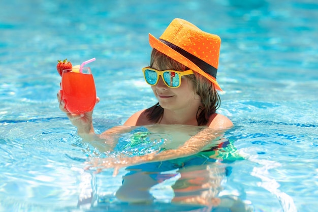 Dziecko w basenie z letnim koktajlem Dziecko pływa na letnim basenie Plaża, morze i zabawa w wodzie