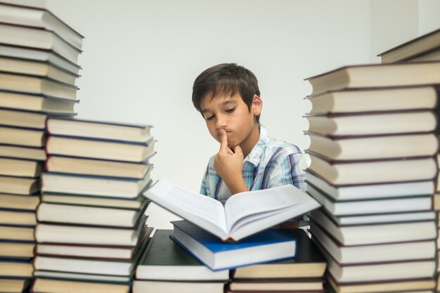 Dziecko W Bibliotece Czytanie Książek