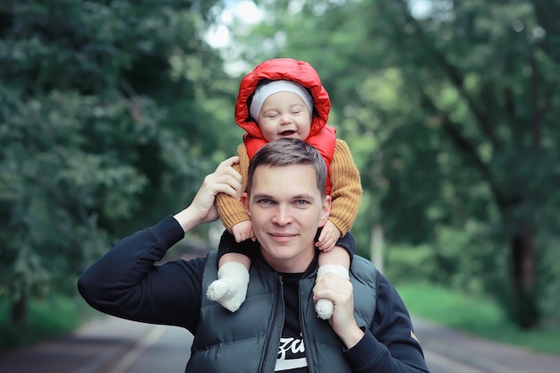 Dziecko W Ciepłym Swetrze Dziecko Chłopiec/portret Ubrania Sezonowe, Ciepły Sweter Z Dzianiny Na Dziecko, Portret Jesienny