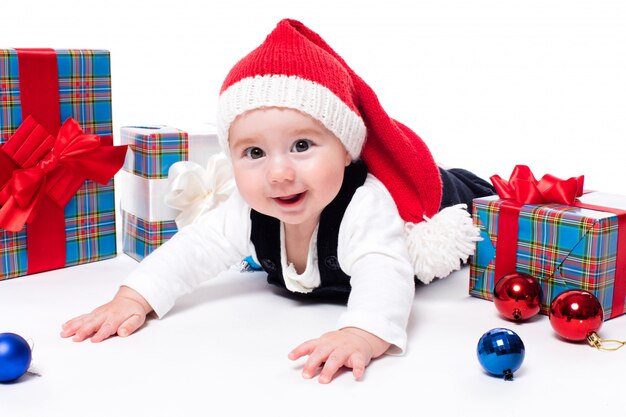 dziecko w czerwonej czapce noworocznej z uśmiechem na twarzy