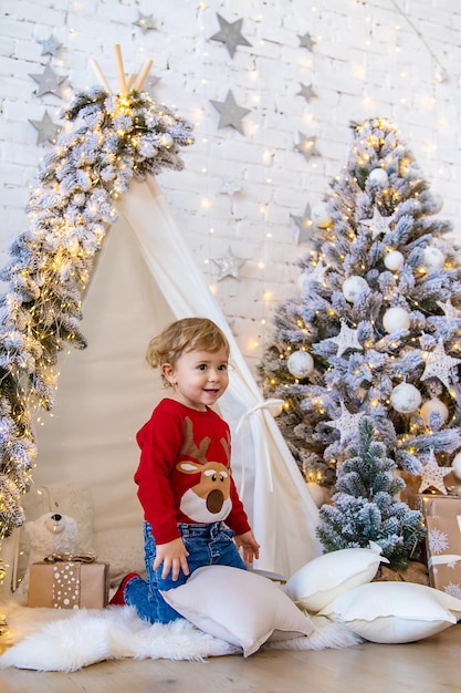 Dziecko w jego wystroju pokoju Boże Narodzenie Selektywne fokus