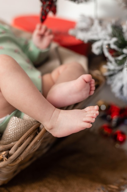 Dziecko w koszu z choinką i dekoracjami