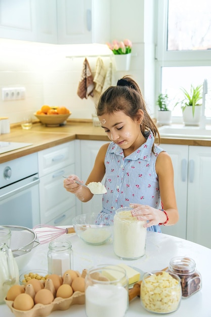 Dziecko w kuchni piecze ciasto w kuchni selektywne skupienie