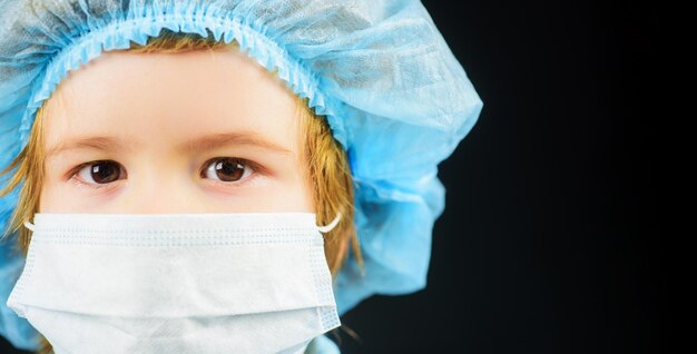Dziecko w masce medycznej na twarz epidemia pandemiczna walka z koronowirusem zdrowie i bezpieczeństwo życia