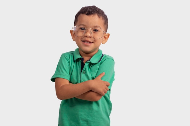 Dziecko w okularach robiące mimikę na zdjęciu studyjnym z białym tłem do przycinania
