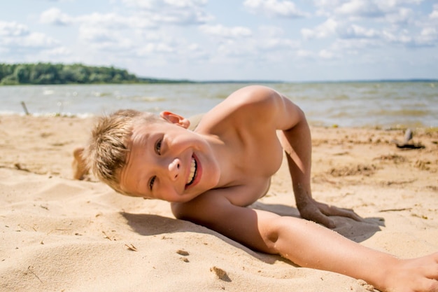 Dziecko w piasku na plaży.