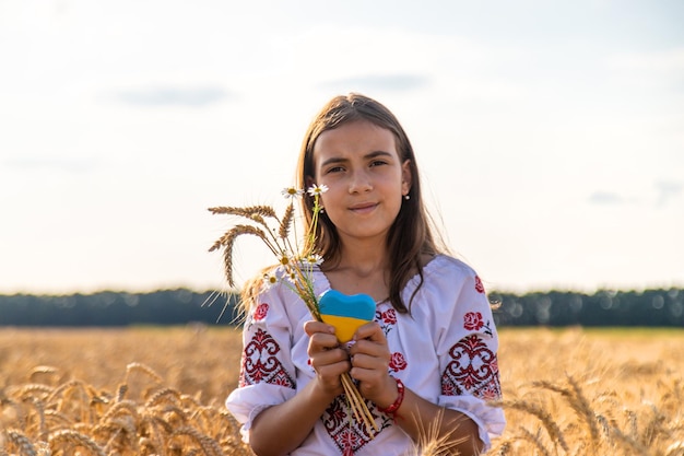 Dziecko w polu pszenicy z flagą Ukrainy Selektywne fokus Przyroda