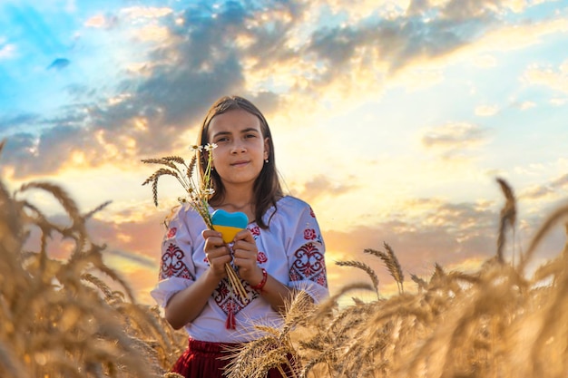 Dziecko w polu pszenicy z flagą Ukrainy Selektywne fokus Przyroda