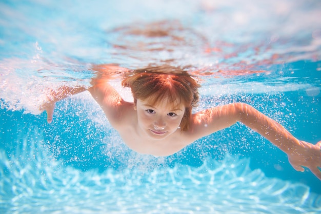 Dziecko w puli w letni dzień chłopiec pływanie pod wodą na plaży na morzu w lecie niebieski ocean wat