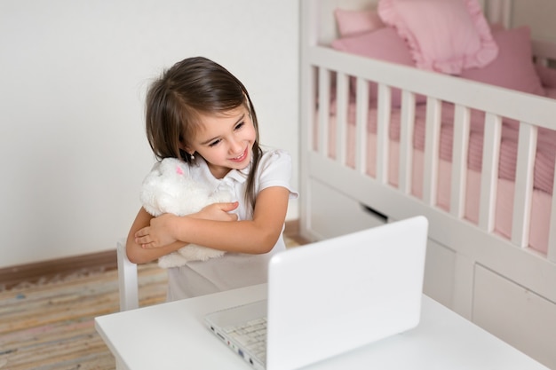 Dziecko W Samoizolacji Komunikuje Się Z Bliskimi Zdalnie Za Pośrednictwem łącza Wideo Na Laptopie.