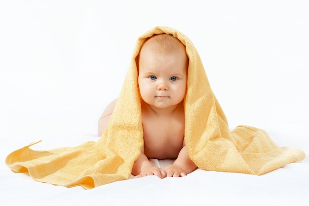 Dziecko w żółtym ręczniku