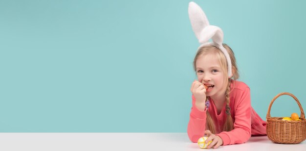 Dziecko wielkanocne Zabawna dziewczyna ma na sobie uszy królika i zabawy z jaja wielkanocne Cute little girl my dziecko