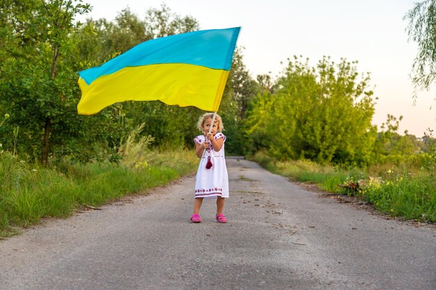 Dziecko z flagą Ukrainy Selektywne fokus Przyroda