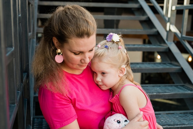 Zdjęcie dziecko z implantem ślimakowym z matką spędza czas na świeżym powietrzu z zaburzeniami słuchu i głuchą